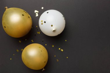 Arka planda yuvarlak balonlar ve konfetilerden oluşan çok renkli balonlar var. Doğum günü partisi geçmişi.