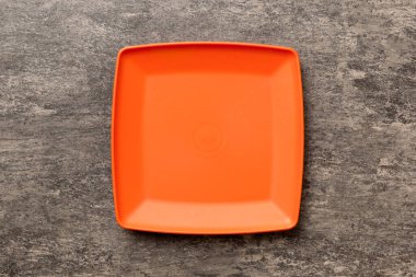 Çimento arka planındaki boş kare plakanın üst görünümü. Tasarımın için boş boşluk.