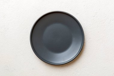 Çimento arka planındaki siyah plakanın üst görüntüsü. Tasarımın için boş boşluk.