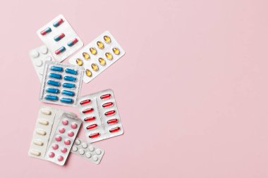 Masa arkasında koruyucu yüz maskeleri, cerrahi maskeler, ilaç hapları ve termometre. Coronavirus hastalığı. Corona virüsü konsepti. Metin için boşluk.