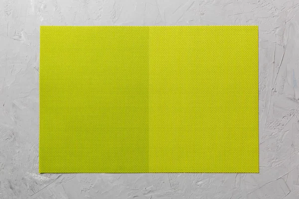 Çimento arka planındaki yiyecek için yeşil masa örtüsünün üst görüntüsü. Tasarımın için boş boşluk.