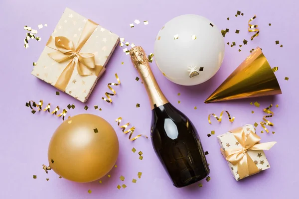 Platte Lay Compositie Van Champagne Fles Cadeau Doos Linten Confetti — Stockfoto
