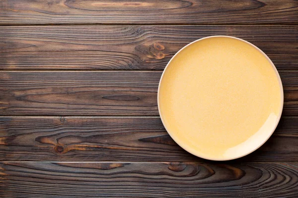 Ahşap zemin üzerinde boş ışık plakası üst görünümü. Tasarımın için boş boşluk.