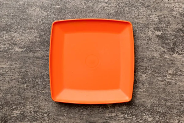 Çimento arka planındaki boş kare plakanın üst görünümü. Tasarımın için boş boşluk.