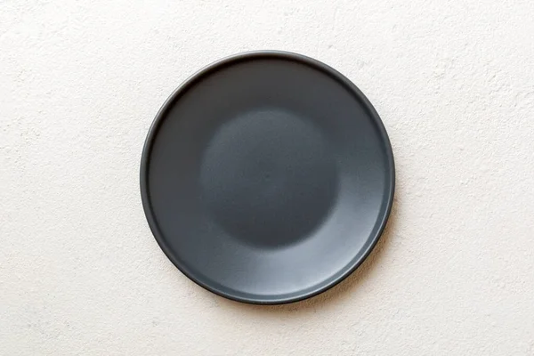 Çimento arka planındaki siyah plakanın üst görüntüsü. Tasarımın için boş boşluk.