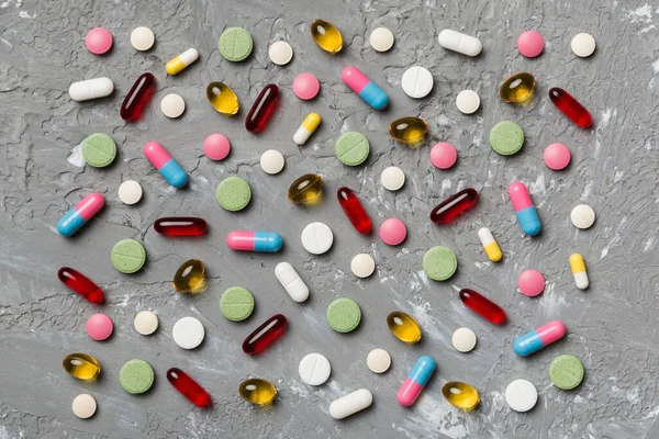 Renkli arka plan ve üst görünüm üzerine yazılmış metinler için birçok farklı hap ve alan. Renkli arka planda farklı haplar, düz yatış.