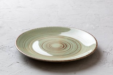 Beton zemin üzerinde boş yeşil plaka perspektif görünümü. Tasarımın için boş boşluk.