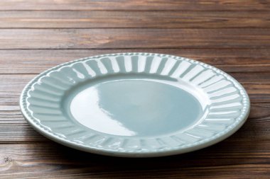 Çimento arka planındaki boş gri plakanın perspektif görüntüsü. Tasarımın için boş boşluk.