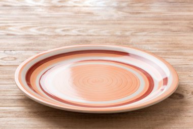 Çimento arka planındaki boş turuncu plakanın perspektif görüntüsü. Tasarımın için boş boşluk.