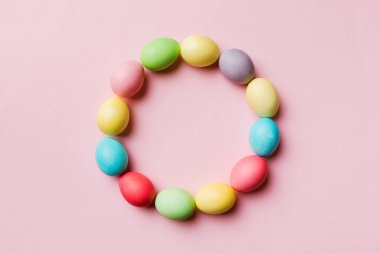 Renkli arka planda çok renkli Paskalya yumurtaları. Pastel rengi Paskalya yumurtaları tatil konsepti ve sizin için boş alan tasarımı..