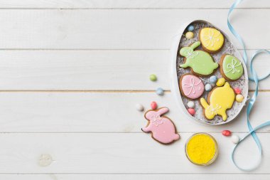 Renkli paskalya kurabiyeleri sepette renkli arka planda çok renkli Paskalya yumurtaları. Pastel renginde Paskalya yumurtası. Kopyalama alanı olan tatil kavramı.