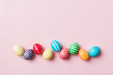 Bayram hazırlığı. Renkli arka planda Paskalya yumurtaları. Pastel renginde Paskalya yumurtası. Kopyalama alanı olan tatil kavramı.