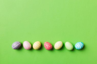 Bayram hazırlığı. Renkli arka planda Paskalya yumurtaları. Pastel renginde Paskalya yumurtası. Kopyalama alanı olan tatil kavramı.