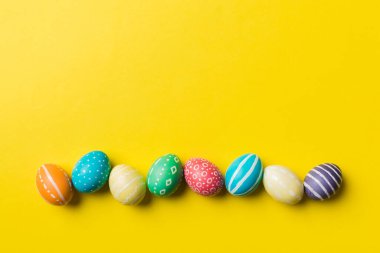 Bayram hazırlığı. Renkli arka planda Paskalya yumurtaları. Pastel renginde Paskalya yumurtası. Kopyalama alanı olan tatil kavramı.