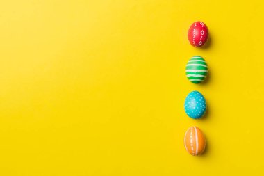 Bayram hazırlığı. Renkli arka planda Paskalya yumurtaları. Pastel renginde Paskalya yumurtası. Kopyalama alanı olan tatil kavramı.