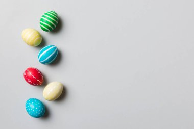 Bayram hazırlığı. Renkli arka planda Paskalya yumurtaları. Pastel renginde Paskalya yumurtası. Kopyalama alanı olan tatil kavramı.