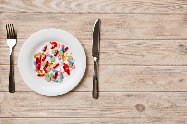 Wiele Różnych Pigułek Odchudzających Suplementów Jako Żywność Okrągłym Talerzu Tabletki — Zdjęcie stockowe