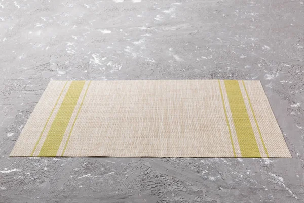 Çimento arka planındaki yemek için masa örtüsü perspektifi. Tasarımın için boş boşluk.