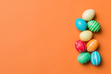 Bayram hazırlığı. Renkli arka planda Paskalya yumurtaları. Pastel renginde Paskalya yumurtası. Kopyalama alanı olan tatil kavramı.