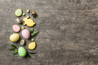 bayram hazırlığı renkli arka planda kurabiyeli çok renkli Paskalya yumurtaları. Pastel renginde Paskalya yumurtası. Kopyalama alanı olan tatil kavramı.