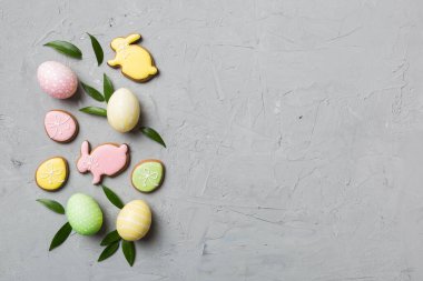 bayram hazırlığı renkli arka planda kurabiyeli çok renkli Paskalya yumurtaları. Pastel renginde Paskalya yumurtası. Kopyalama alanı olan tatil kavramı.