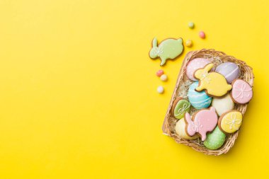 Renkli arka planda dokuma sepetinde çok renkli Paskalya yumurtaları. Pastel renginde Paskalya yumurtası. Kopyalama alanı olan tatil kavramı.