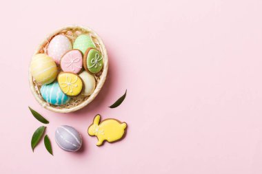 Renkli arka planda dokuma sepetinde çok renkli Paskalya yumurtaları. Pastel renginde Paskalya yumurtası. Kopyalama alanı olan tatil kavramı.