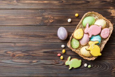 Renkli arka planda dokuma sepetinde çok renkli Paskalya yumurtaları. Pastel renginde Paskalya yumurtası. Kopyalama alanı olan tatil kavramı.