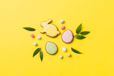 bayram hazırlığı renkli arka planda kurabiyeli çok renkli Paskalya yumurtaları. Pastel renginde Paskalya yumurtası. Kopyalama alanı olan tatil kavramı.