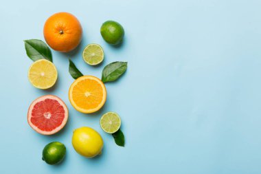 Meyve arkaplanı. Renkli masada renkli taze meyveler. Portakal, limon, greyfurt. Sağlıklı yazı kavramı için. Düz konum, üst görünüm, kopyalama alanı.