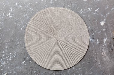 Çimento arka planında yemek için yuvarlak masa örtüsü manzarası. Tasarımın için boş boşluk.