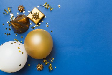 Renkli balon, hediye ve konfeti ile tatil geçmişi. Düz yatış stili. Kopya alanı olan doğum günü veya parti tebrik kartı.