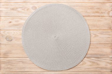 Ahşap arka planda yemek için yuvarlak masa örtüsü. Tasarımın için boş boşluk.