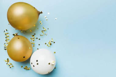 Arka planda yuvarlak balonlar ve konfetilerden oluşan çok renkli balonlar var. Doğum günü partisi geçmişi.