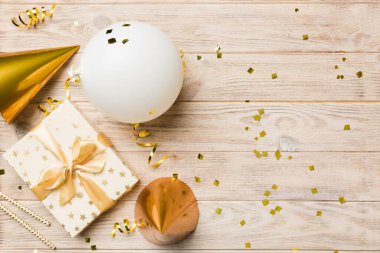 Renkli balon, hediye ve konfeti ile tatil geçmişi. Düz yatış stili. Kopya alanı olan doğum günü veya parti tebrik kartı.