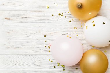 Arka planda yuvarlak balonlar ve konfetilerden oluşan çok renkli balonlar var. Doğum günü partisi geçmişi.