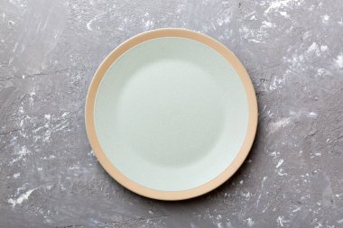 Beton zemin üzerinde boş ışık plakası üst görünümü. Tasarımın için boş boşluk.