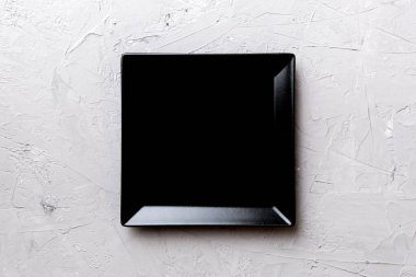 Çimento arka planındaki boş kare plakanın üst görünümü. Tasarımın için boş boşluk.