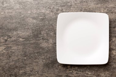 Çimento arka planındaki boş kare plakanın üst görünümü. Tasarımın için boş boşluk.