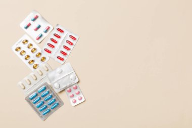 Masa arkasında koruyucu yüz maskeleri, cerrahi maskeler, ilaç hapları ve termometre. Coronavirus hastalığı. Corona virüsü konsepti. Metin için boşluk.