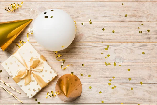 Vakantie Achtergrond Met Kleurrijke Ballon Cadeau Confetti Vlakke Lay Stijl — Stockfoto