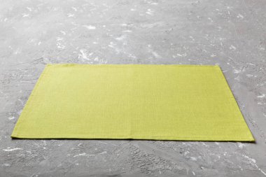 Çimento arka planında yiyecek için yeşil masa örtüsü perspektifi. Tasarımın için boş boşluk.