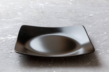 Beton zemin üzerinde boş kare plakanın perspektif görünümü. Tasarımın için boş boşluk.