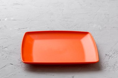 Beton zemin üzerinde boş kare plakanın perspektif görünümü. Tasarımın için boş boşluk.