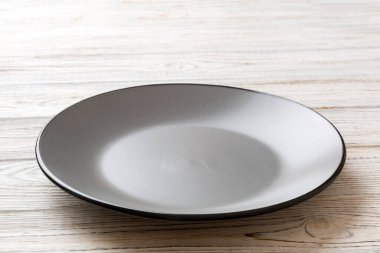 Çimento arka planındaki boş gri plakanın perspektif görüntüsü. Tasarımın için boş boşluk.