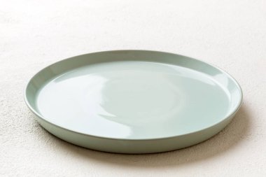 Beton zemin üzerinde boş mavi plakanın perspektif görünümü. Tasarımın için boş boşluk.