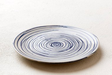 Çimento arka planındaki boş renkli plakanın perspektif görüntüsü. Tasarımın için boş boşluk.