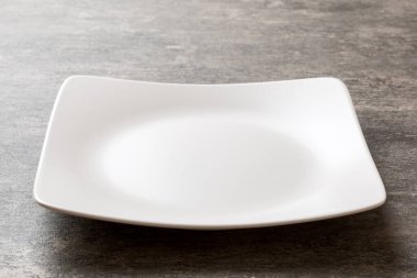 Beton zemin üzerinde boş kare plakanın perspektif görünümü. Tasarımın için boş boşluk.