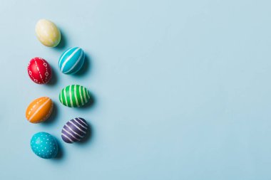 Bayram hazırlığı. Renkli arka planda Paskalya yumurtaları. Pastel renginde Paskalya yumurtası. Kopyalama alanı olan tatil kavramı.