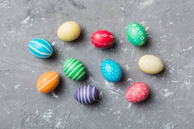 Bayram hazırlığı. Renkli arka planda Paskalya yumurtaları. Pastel renginde Paskalya yumurtası. Kopyalama alanı olan tatil kavramı.
